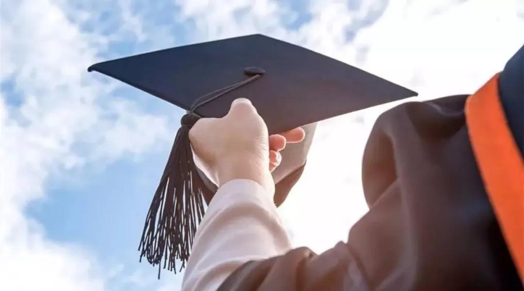 喜报 | 恭喜莱佛士优秀毕业生荣获荣誉学士学位！