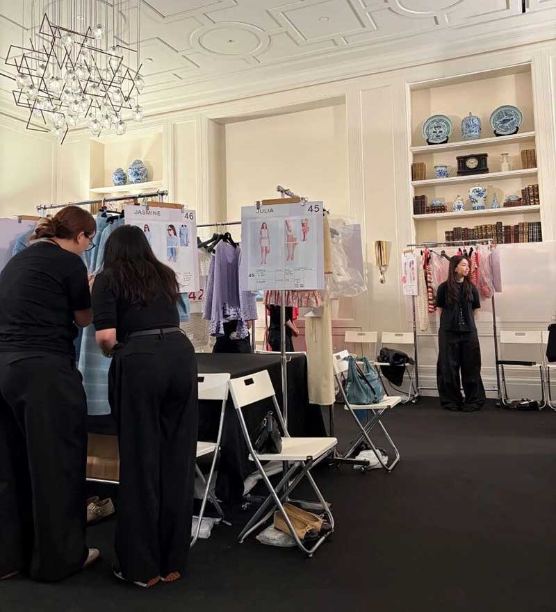 硬核实践 | 直通香奈儿秀场后台！莱佛士学生亲历时尚最前线